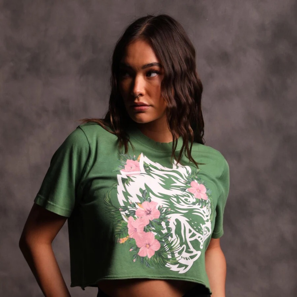 Darc Sport SHE NATIVE WOLF "PREMIUM" (CROPPED) TEE IN VINTAGE LUSH GREEN